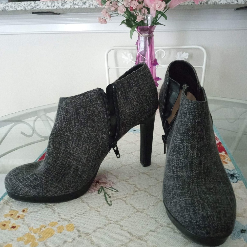 Kelly & Katie Lisanne Zippered Bootie Heel, Black/Gray Fabric, Size 7M Like New